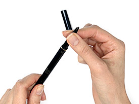 Comment recharger le crayon à sourcils | Cl&eacute; de Peau Beaut&eacute;