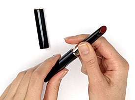 Comment recharger l'illuminateur de lèvres enrichi | Cl&eacute; de Peau Beaut&eacute;