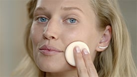 Fond de teint longue tenue avec Clé de Peau Beauté et Toni Garrn | Cl&eacute; de Peau Beaut&eacute;