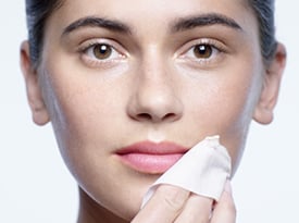 Tutoriel sur lingettes démaquillantes pour les yeux et les lèvres | Cl&eacute; de Peau Beaut&eacute;