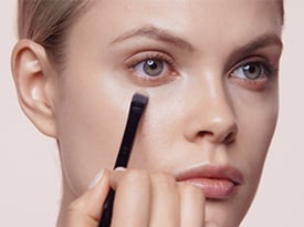 Comment appliquer le correcteur : étapes et vidéo | Cl&eacute; de Peau Beaut&eacute;