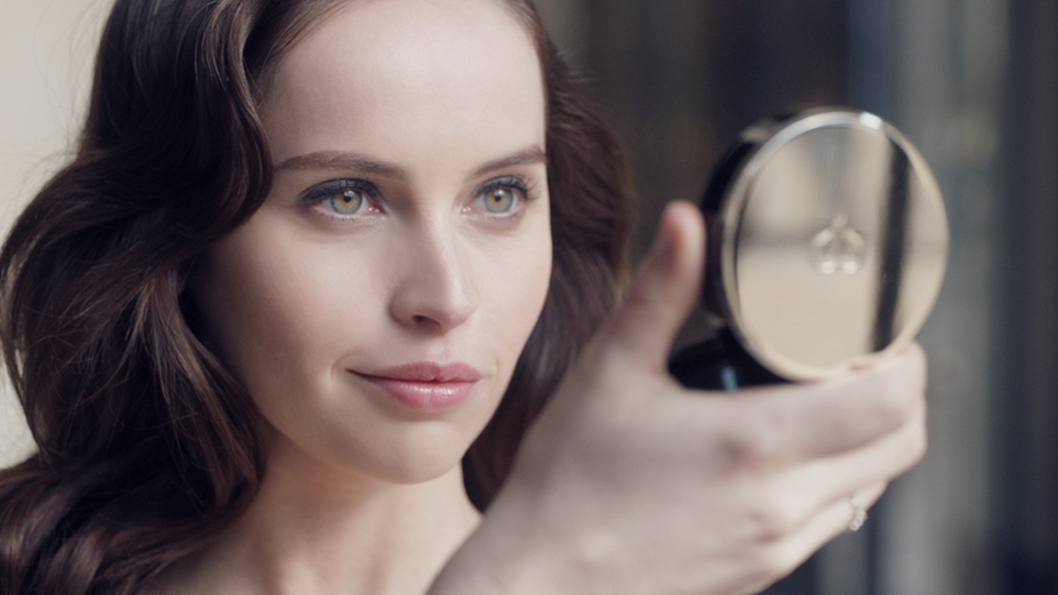 Fond de teint radieux crème poudre avec Felicity Jones