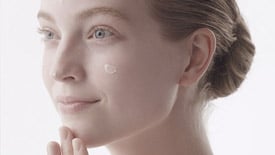 Comment utiliser La Crème | Cl&eacute; de Peau Beaut&eacute;